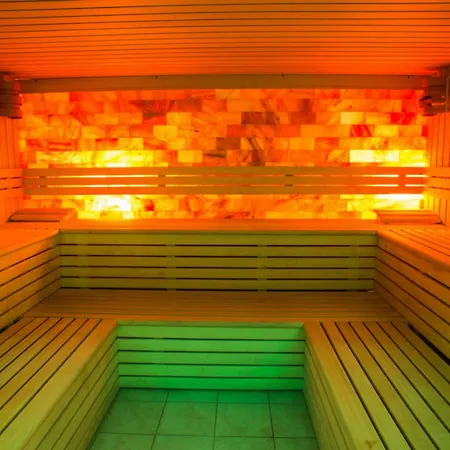 Garni Hollywoodland Wellness & Aquapark מלון 4*