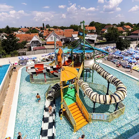 Garni Hollywoodland Wellness & Aquapark מלון 4*